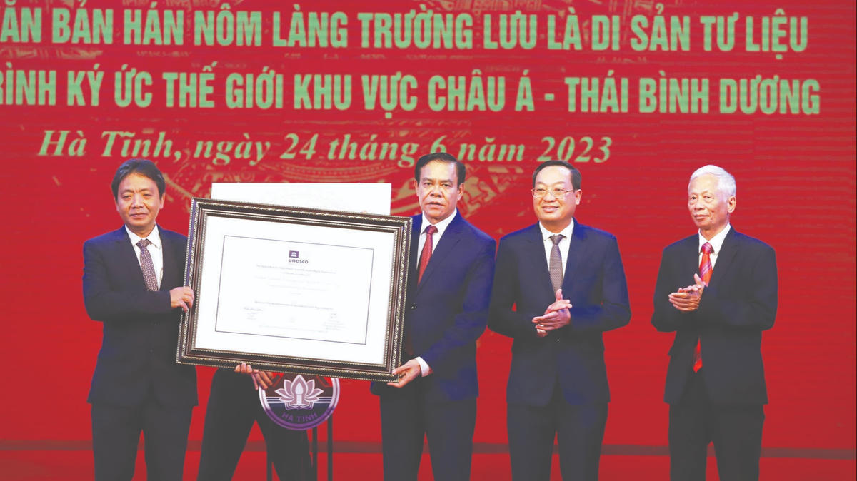 Thứ trưởng Bộ VHTT&DL Hoàng Đạo Cương trao Bằng công nhận Văn bản Hán Nôm làng Trường Lưu là di sản tư liệu Chương trình Ký ức thế giới khu vực châu Á - Thái Bình Dương cho tỉnh Hà Tĩnh.  