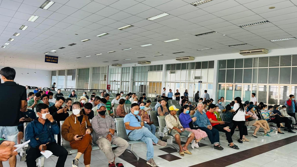Người dân tới ga Sài Gòn mua vé tàu tết.