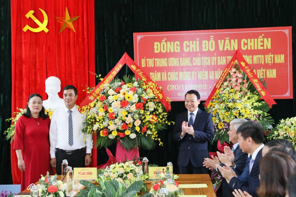 Ông Đỗ Đức Duy, Bí thư Tỉnh ủy Yên Bái tặng hoa chúc mừng thầy cô Trường Mầm non Quy Mông, Trường Tiểu học và Trung học cơ sở Quy Mông, xã Quy Mông, huyện Trấn Yên. 