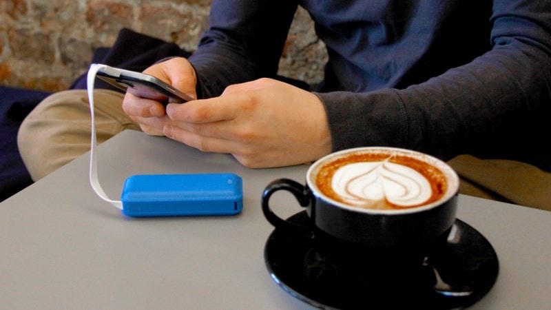 Sử dụng sạc dự phòng mang theo là cách tối ưu nhất để tránh những rủi ro xâm nhập dữ liệu điện thoại.