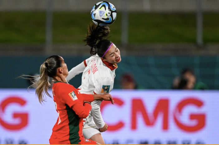 Đội tuyển nữ Việt Nam thi đấu quyết tâm trước Bồ Đào Nha (Ảnh: AFP).