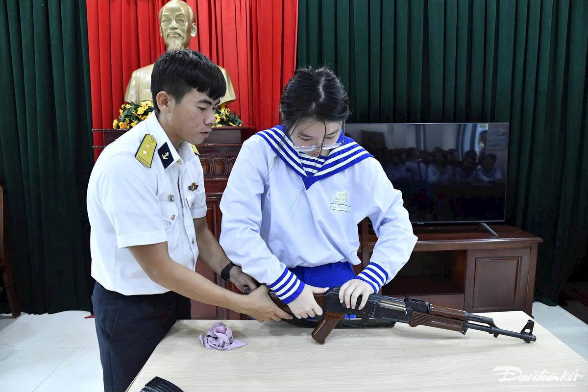 11. Học làm chiến sĩ – Những trải nghiệm đầu đời, các học viên được học tháo lắp súng AK