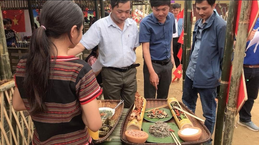 Học sinh thuyết minh về các món ăn của lớp mình đã chế biến được.