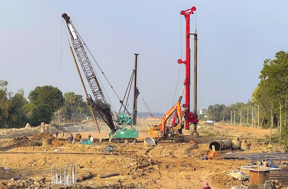Thiếu vốn, dẫn tới chậm tiến độ thi công.