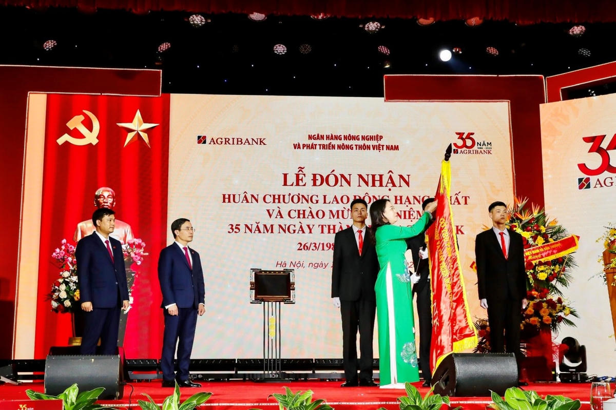 Agribank vinh dự đón nhận Huân chương Lao động hạng Nhất.
