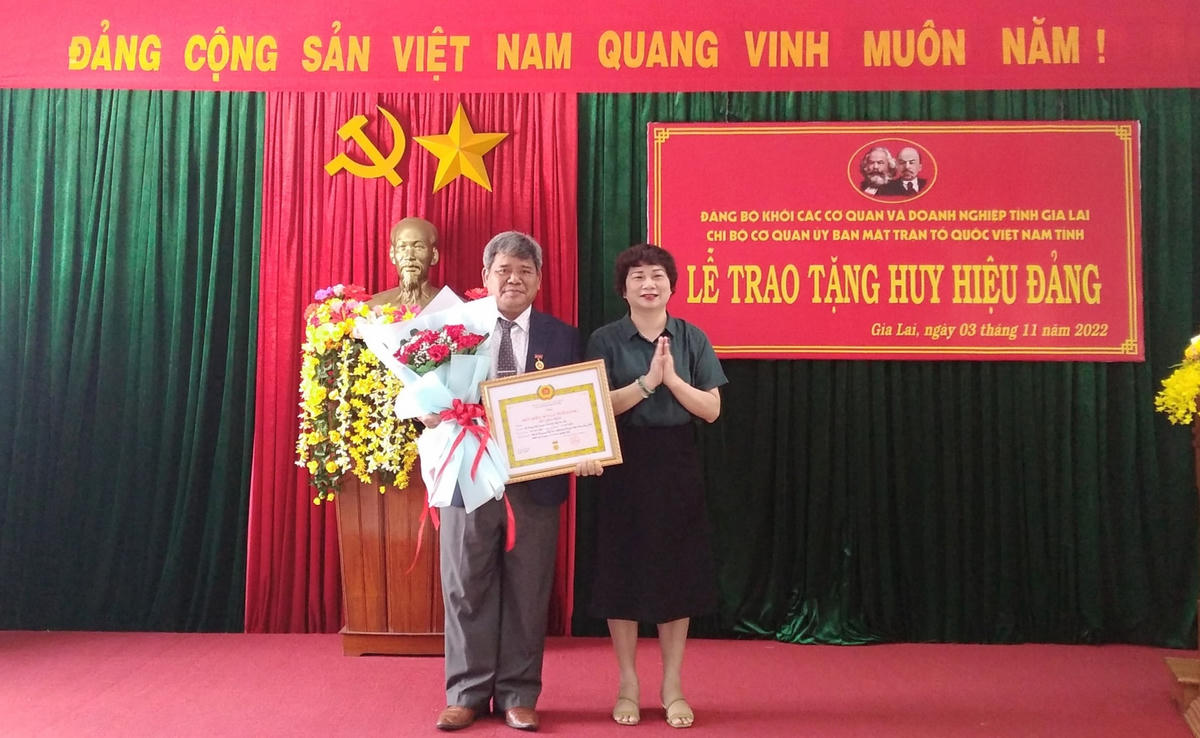 Ông Hồ Văn Điềm, Chủ tịch Ủy ban MTTQ Việt Nam tỉnh Gia Lai, nhân Huy hiệu 30 năm tuổi Đảng.