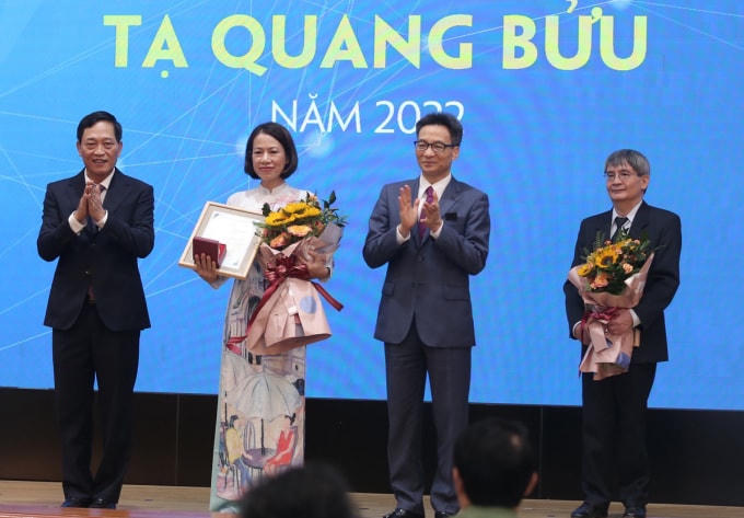 PGS.TS Nguyễn Thị Lệ Thu nhận giải thưởng Tạ Quang Bửu năm 2022.  