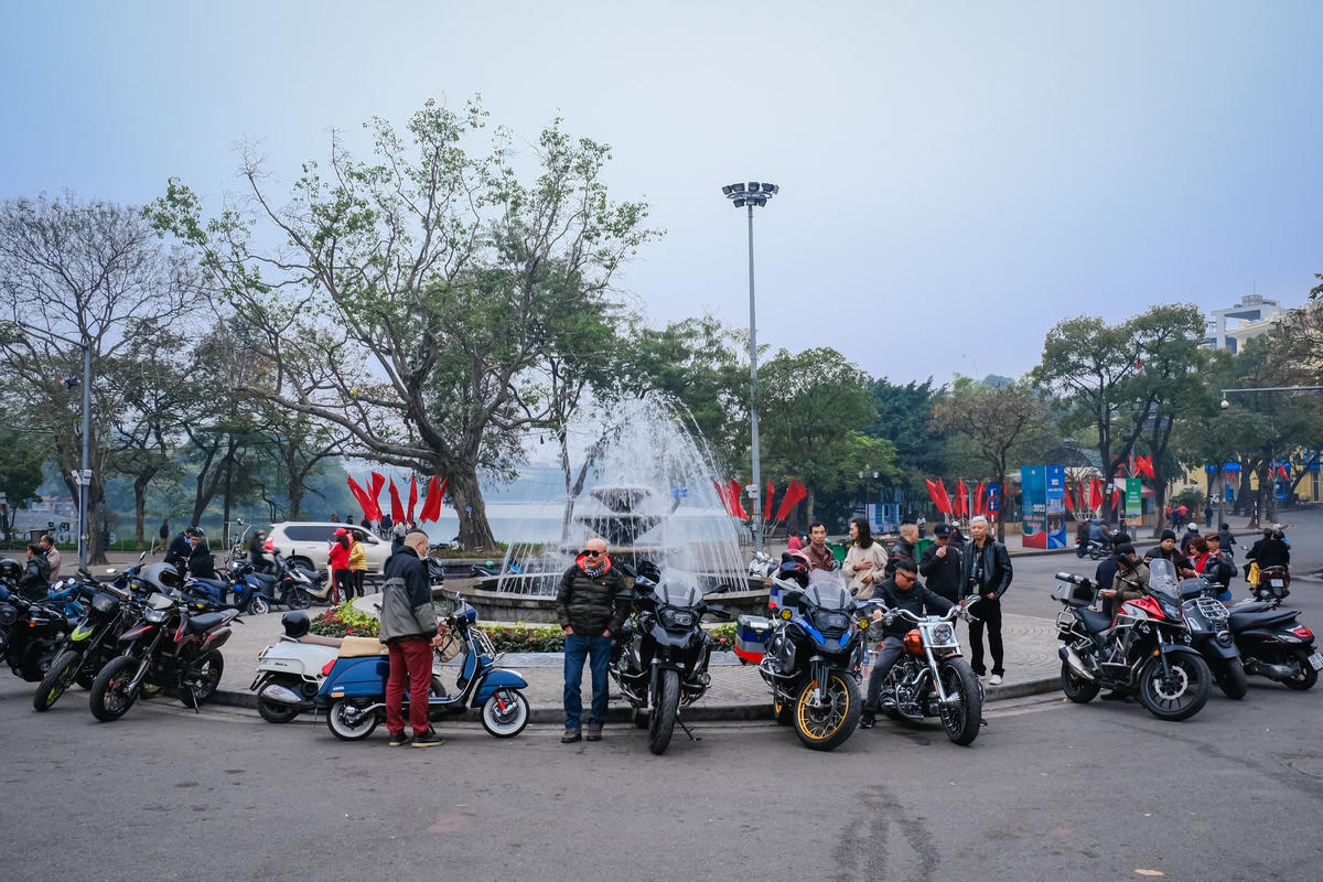 Nhiều thành viên của Câu lạc bộ Mô tô Hà Nội cũng đã có mặt tại bờ Hồ.