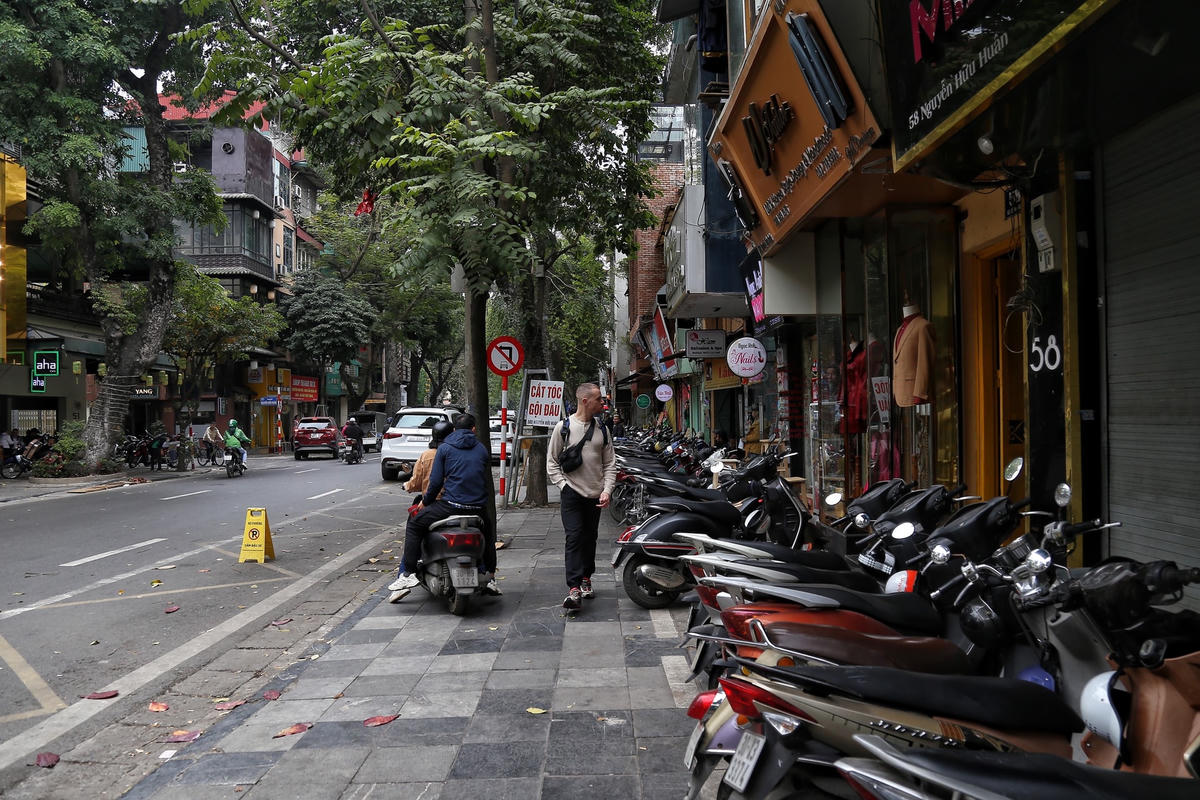 Công an Hà Nội ra quân lấy lại vỉa hè cho người đi bộ