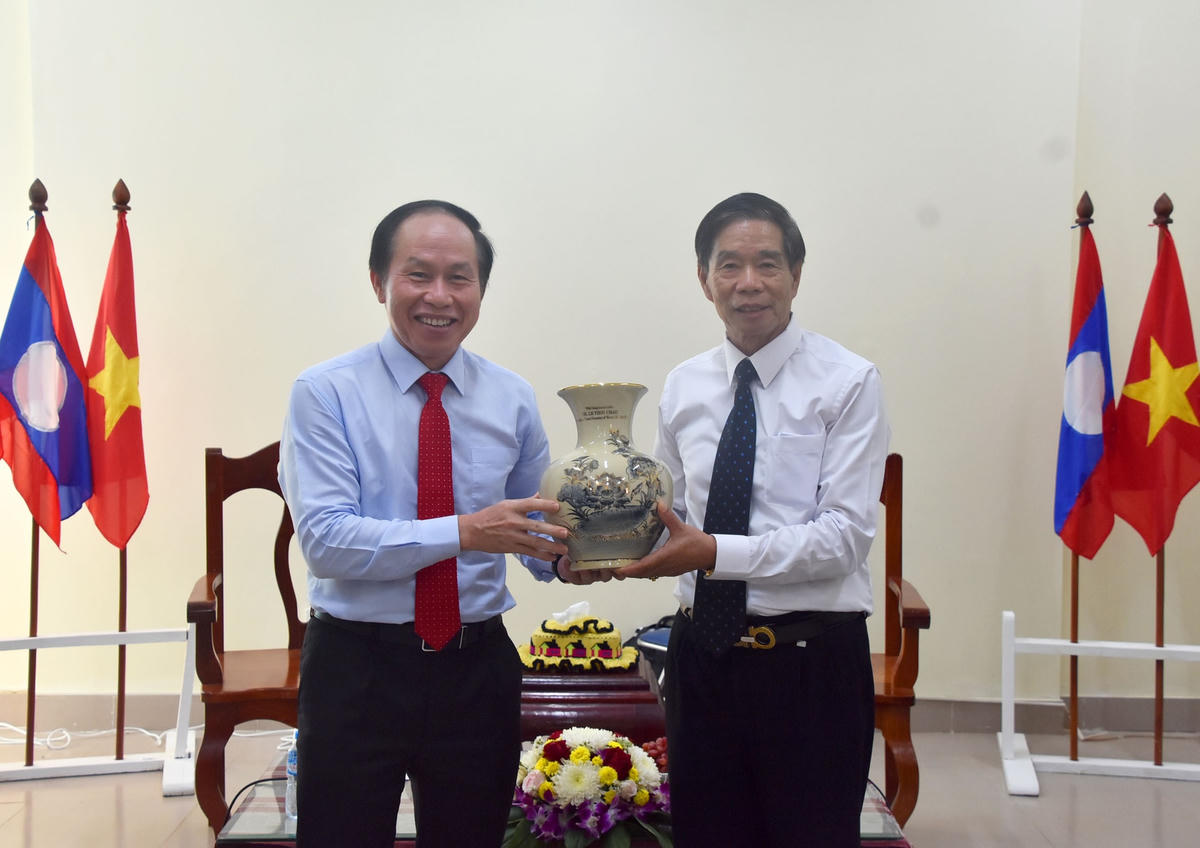 Phó Chủ tịch – Tổng Thư ký UBTƯ MTTQ Việt Nam Lê Tiến Châu tặng quà lưu niệm cho Chủ tịch Ủy ban Trung ương Mặt trận Lào xây dựng đất nước Sinlavong Khoutphaythoune.
