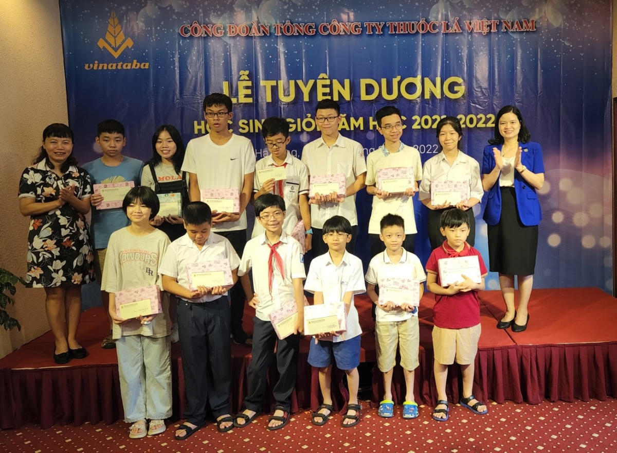 Bà Lê Thị Đức và Bà Trần Thị Hoàng Mai trao giải và phần thưởng cho các cháu HSG quốc gia, quốc tế.