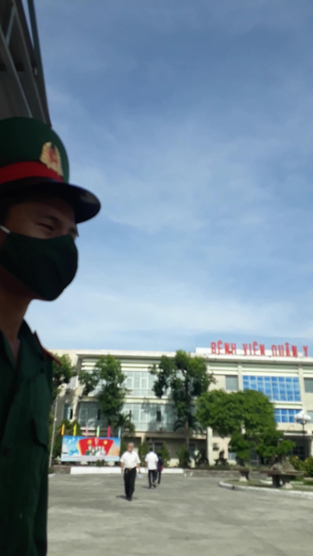 Cảnh vệ Bệnh viện cho biết: Bệnh viện không có bãi trông giữ xe ô tô.