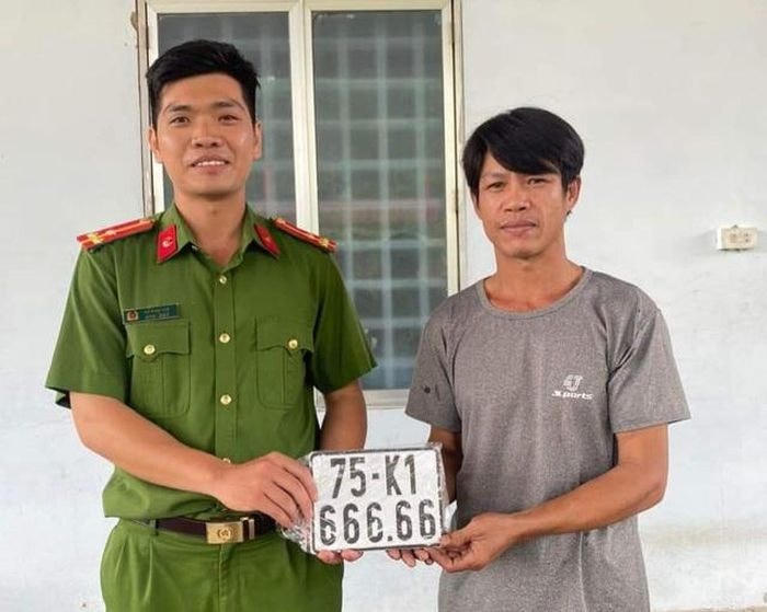 Đại diện Công an xã Lộc Trì trao biển số ngũ quý cho chú ruột của anh Mãng.