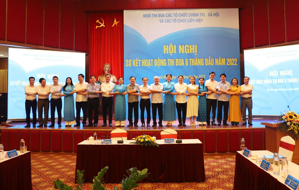 Chủ tịch Đỗ Văn Chiến chụp ảnh lưu niệm cùng các đại biểu tham dự Hội nghị.