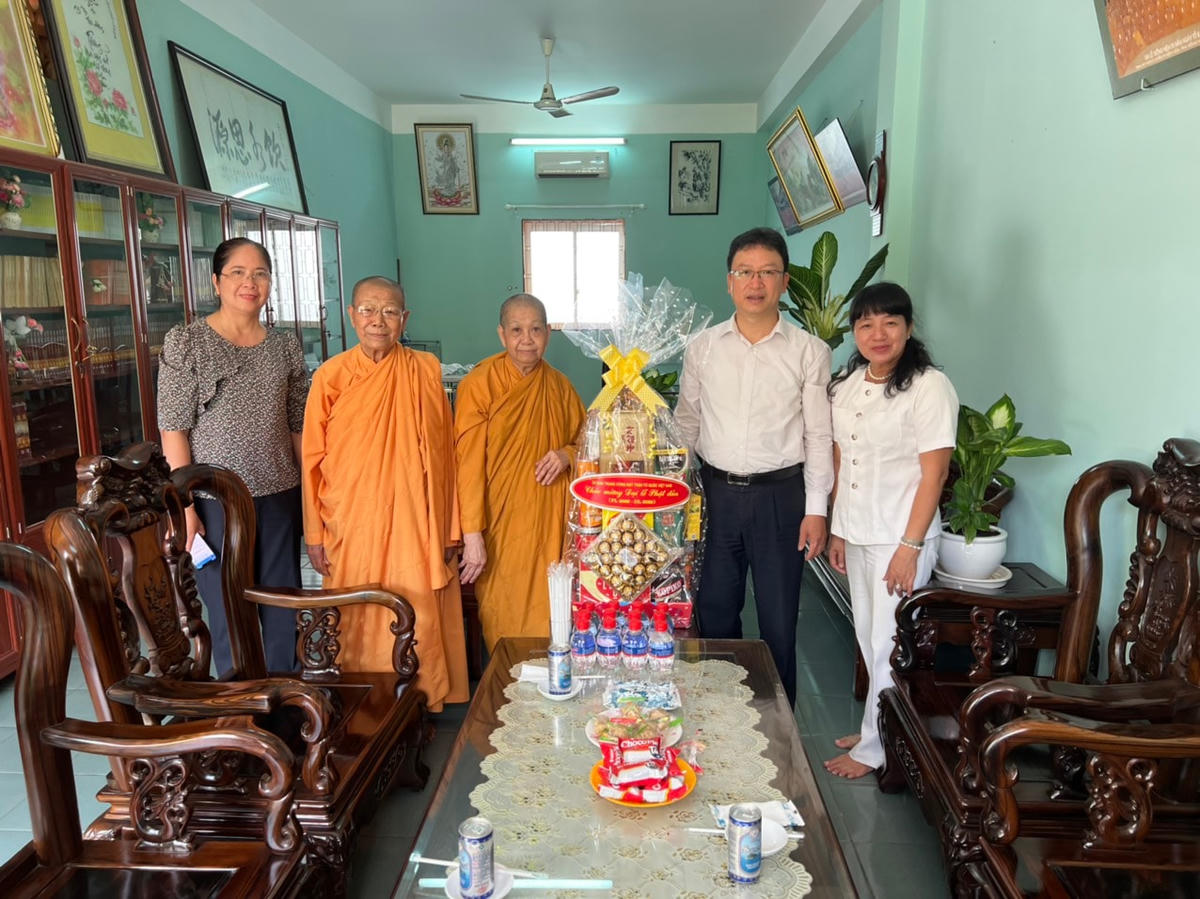 Đoàn công tác chúc mừng các vị chức sắc Tịnh xá Ngọc Phương.