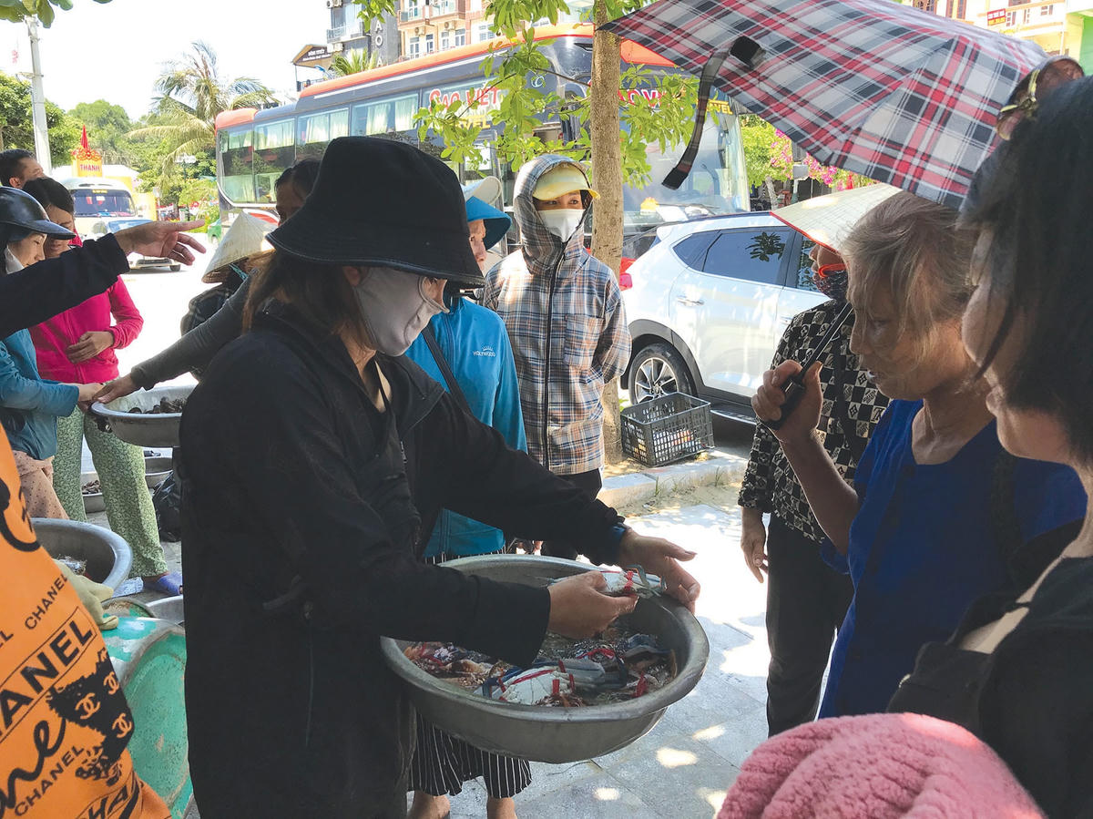 Người dân bán hải sản đánh bắt từ biển.  