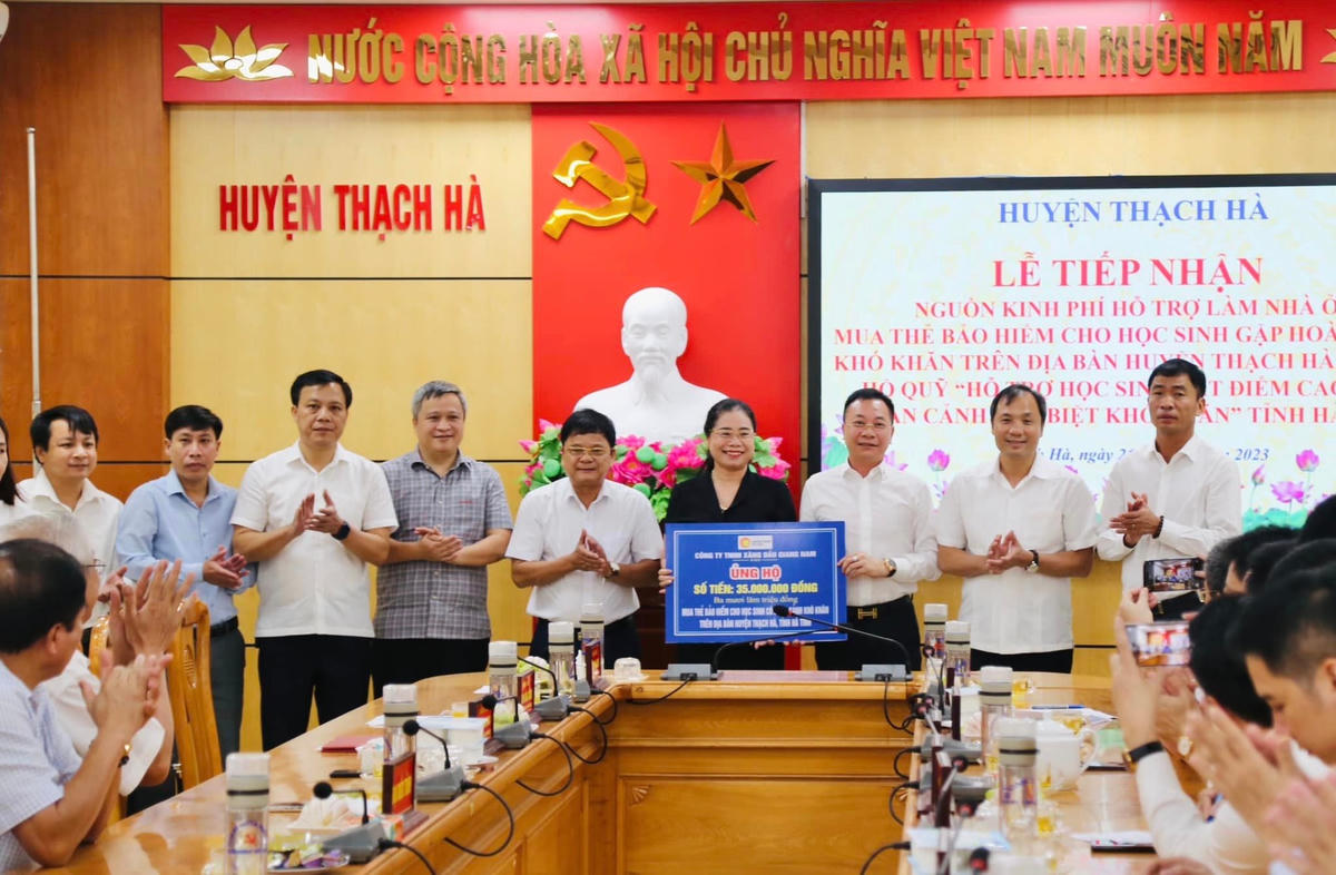 Công ty TNHH Xăng dầu Giang Nam hỗ trợ mua 150 thẻ BHYT cho học sinh có hoàn cảnh khó khăn trên địa bàn huyện Thạch Hà, trị giá 105 triệu đồng.