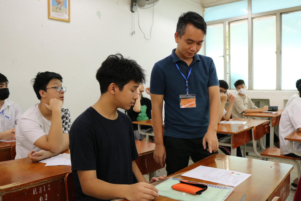 Cán bộ coi thi hướng dẫn thí sinh trong phòng thi.