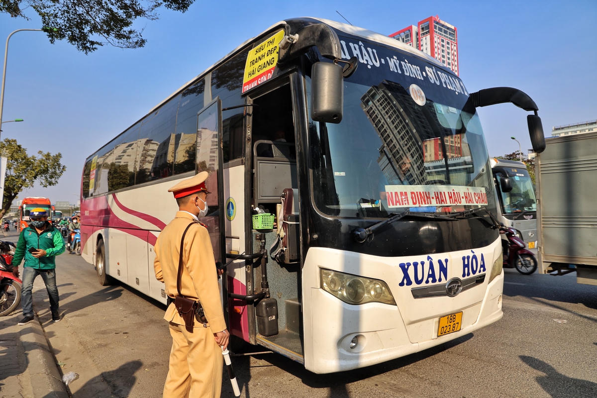 Hà Nội: CSGT xử lý loạt xe khách chạy 'rùa bò', đón, trả khách không đúng nơi quy định