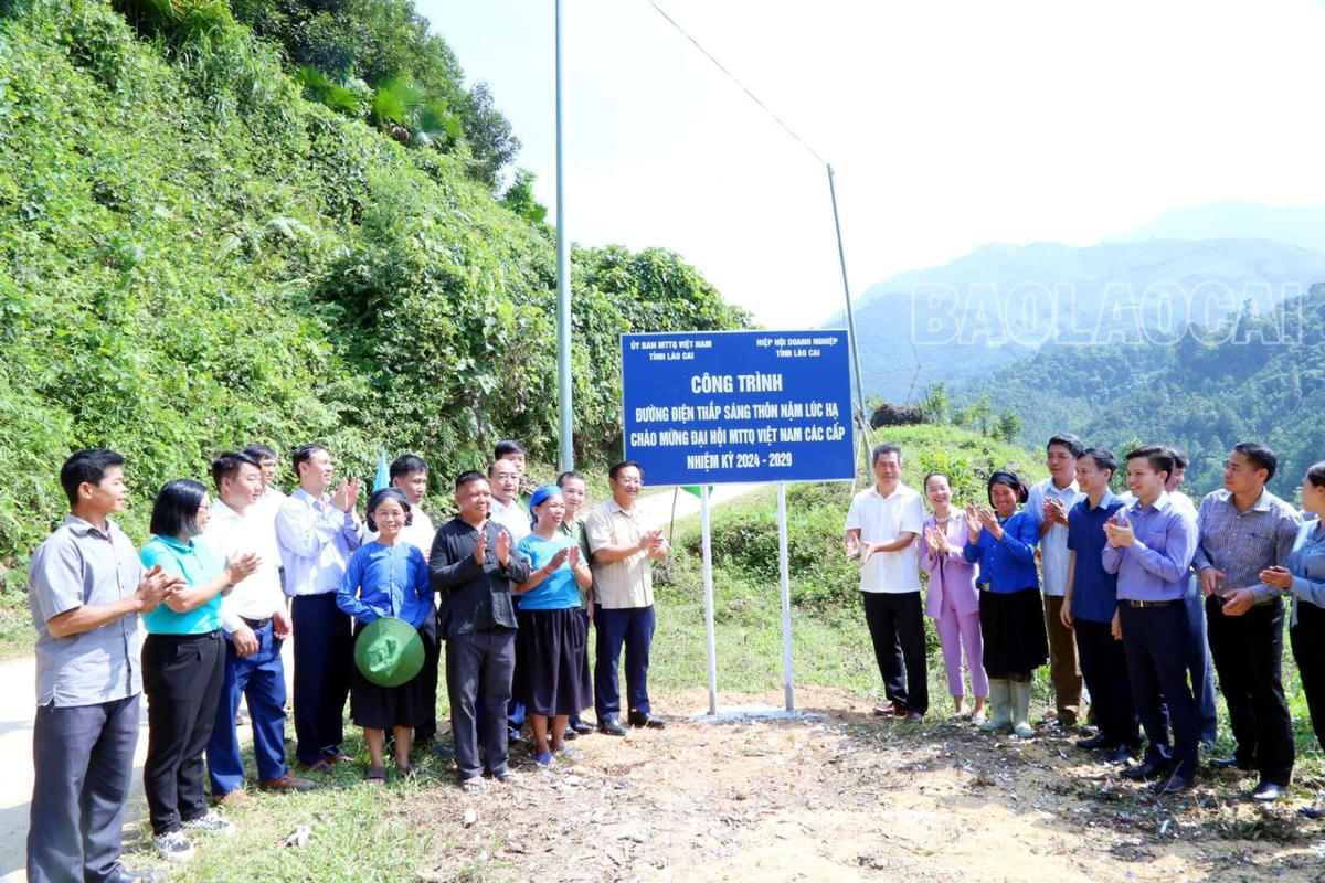 Các đại biểu tham gia khởi công công trình làm nhà “Đại đoàn kết” cho gia đình ông Vàng Văn Tịnh, thôn Nậm Lúc Hạ. Ảnh: Báo Lào Cai.