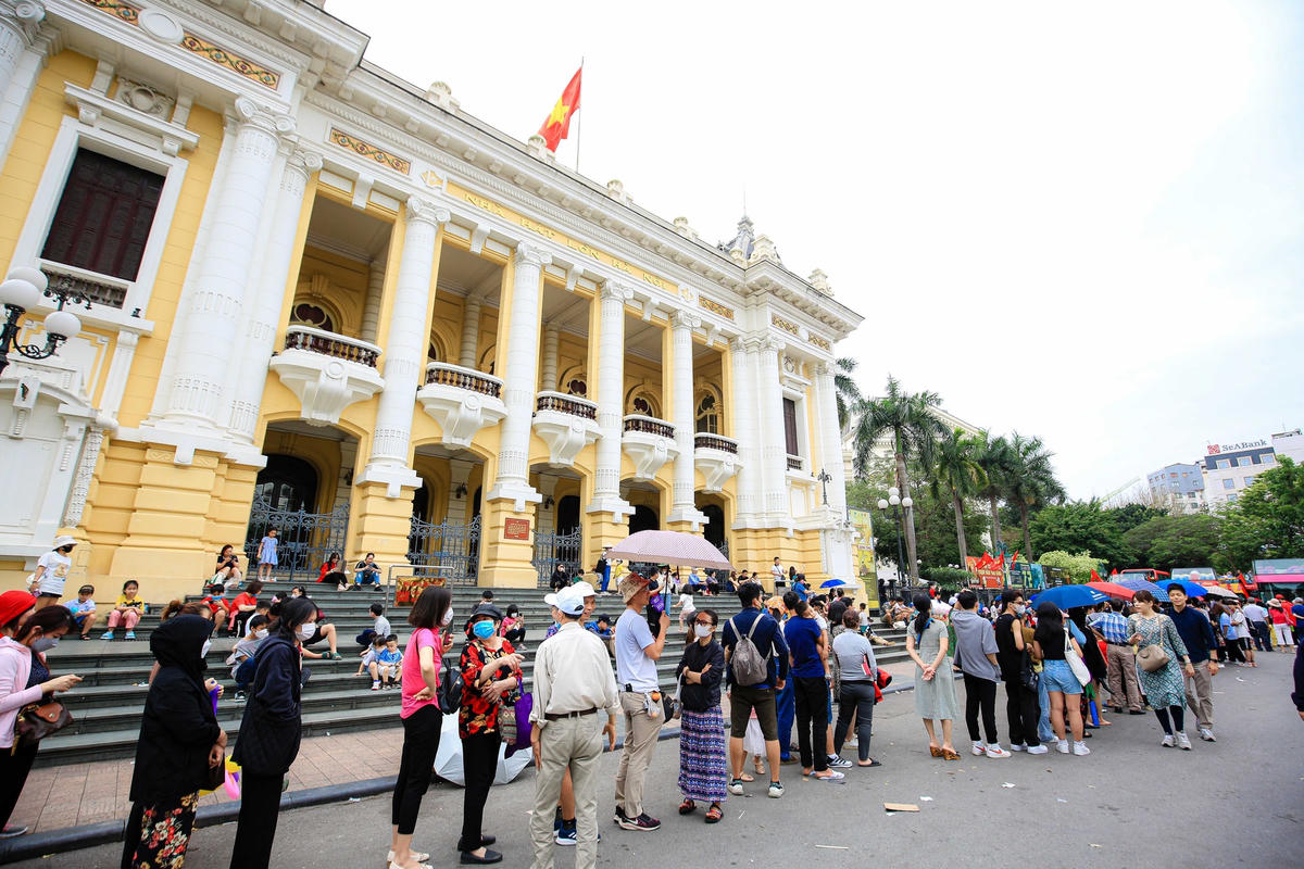 Theo ghi nhận của PV Báo Đại Đoàn Kết, tại khu vực Nhà hát lớn Hà Nội, hàng nghìn người dân đã chờ đợi trải nghiệm du lịch Hà Nội bằng xe buýt 2 tầng. Do chỉ có 5 xe, trong khi mỗi chuyến chỉ có thể chở tối đa 54 khách nên nhiều người phải xếp hàng từ 3 - 4 tiếng mới đến lượt lên xe.