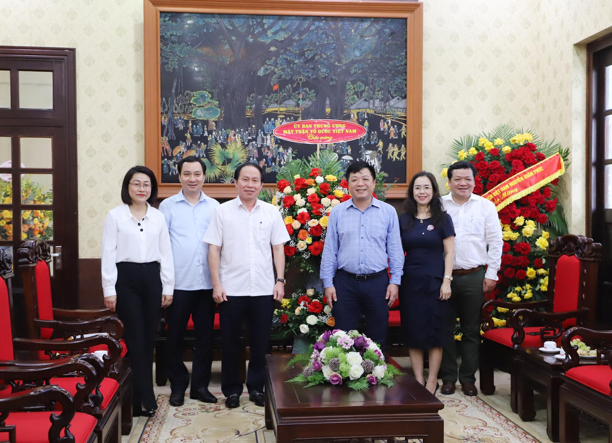 Phó Chủ tịch - Tổng Thư ký Lê Tiến Châu tặng hoa chúc mừng báo Nhân Dân nhân ngày Báo chí Cách mạng Việt Nam.