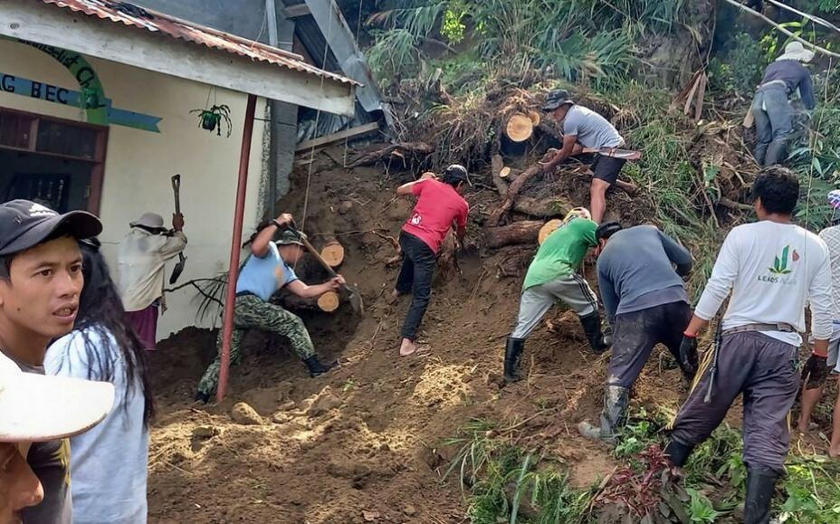 Động đất thường xuyên xảy ra tại Philippines. Trong ảnh, nhân viên cứu hộ và người dân đào xung quanh một tòa nhà sau trận lở đất ở Mayag, Philippines vào tháng 7. (Ảnh: AFP).