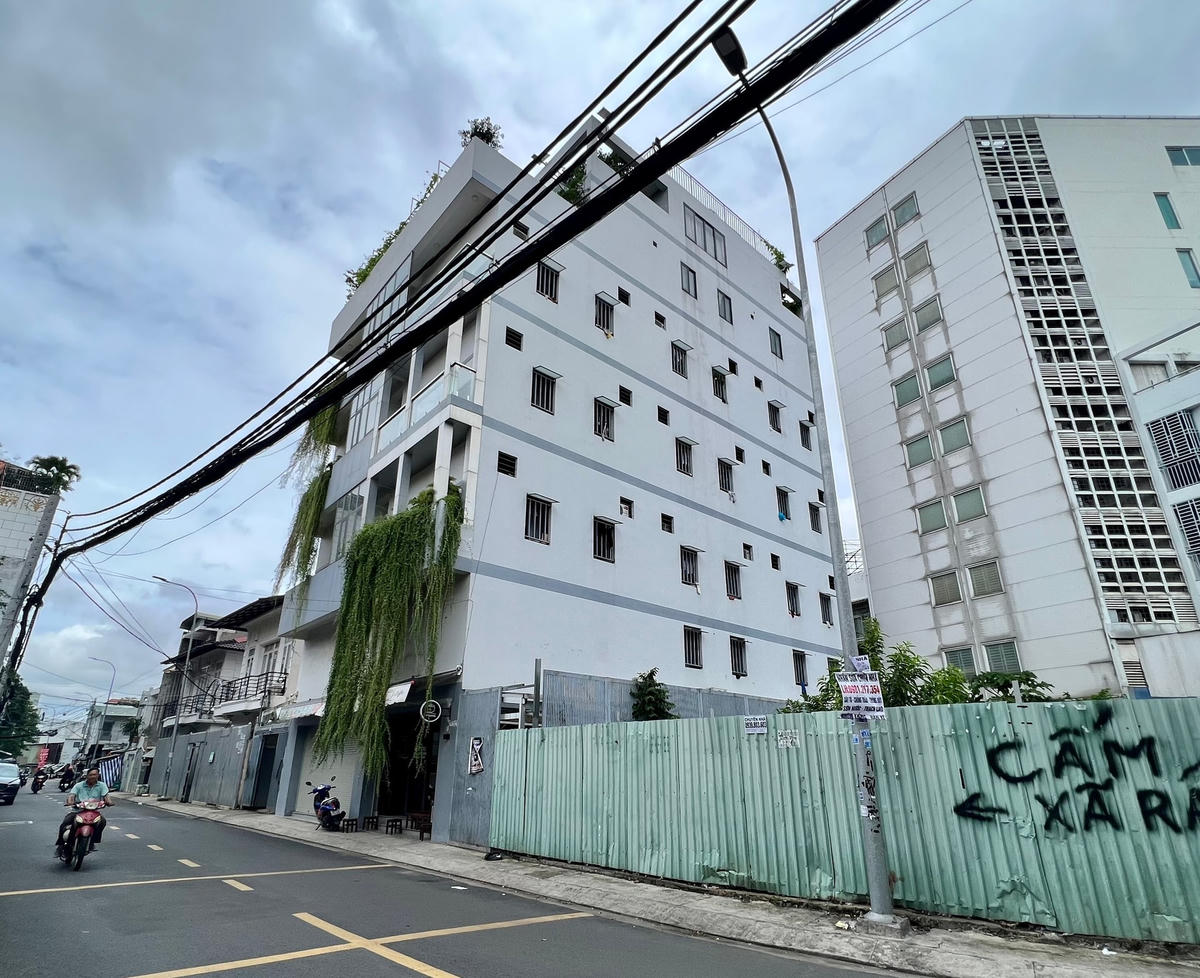Dạng nhà ở nhiều tầng, trong đó có nhiều người sử dụng riêng khá phổ biến tại các đô thị lớn.