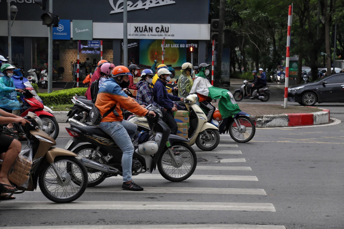 Căn cứ theo quy định tại Điều 6 Nghị định 100/2019/NĐ-CP, người điều khiển xe ô tô và các loại xe tương tự xe ô tô đè vạch kẻ đường khi dừng đèn đỏ sẽ bị phạt tiền từ 200.000 đồng đến 400.000 đồng.