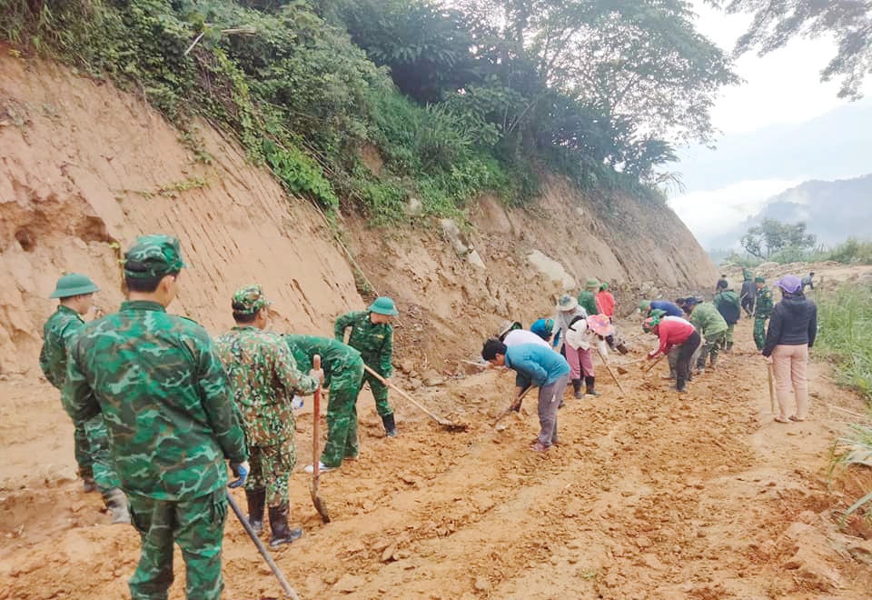 Bộ đội Biên phòng và người dân Na Ngoi chung sức mở đường vào bản.