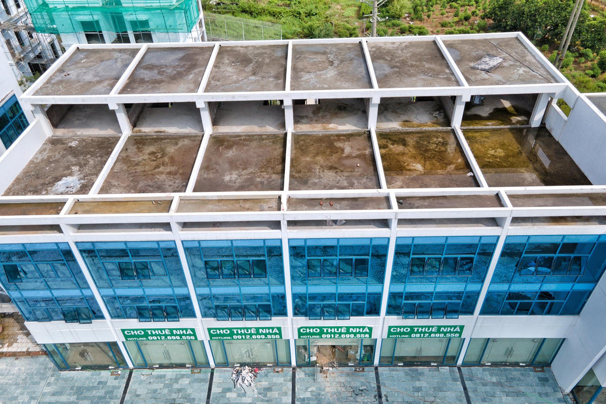 Hiện, giá shophouse ở đây đang được rao bán khoảng 300 triệu đồng/m2, tương đương khoảng 30 tỷ đồng/căn có diện tích 100 m2 đến 120 m2.