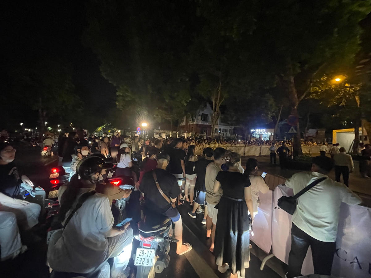 Dù đêm khuya nhưng các bạn trẻ vẫn vô cùng háo hức chờ đón thần tượng.