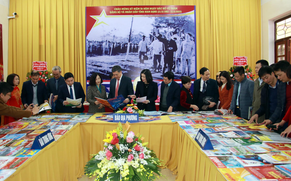 Lãnh đạo Ban Tuyên giáo Tỉnh ủy, UBND tỉnh, các sở, ngành của tỉnh Nam Định tham gia Hội báo.