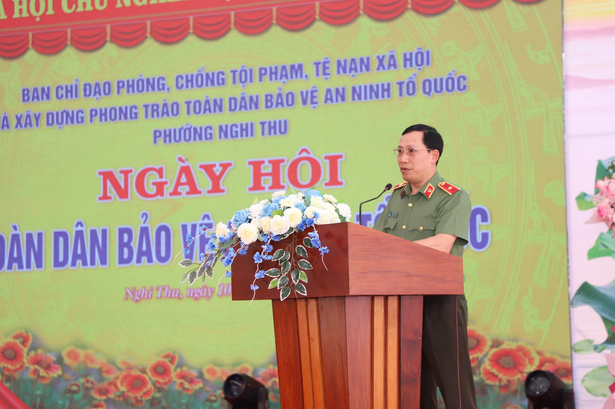 Thiếu tướng Lê Văn Tuyến, Thứ trưởng Bộ Công an đánh giá cao những kết quả tích cực phường Nghi Thu đã đạt được trong xây dựng và triển khai phong trào toàn dân bảo vệ ANTQ.