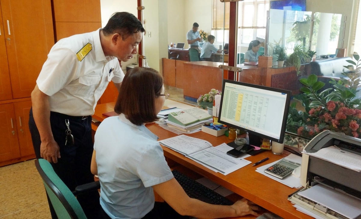 Cán bộ Cục Thuế tỉnh thăm nắm tình hình, hướng dẫn kế toán doanh nghiệp về hệ thống hóa đơn điện tử.