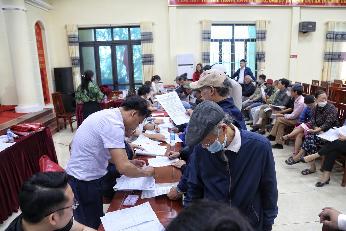 Ngày 11/4 Trung tâm Phát triển Quỹ đất huyện Thường Tín phối hợp với UBND xã Văn Bình tổ chức chi trả kinh phí bồi thường, hỗ trợ cho hơn 100 hộ dân với số tiền 80 tỷ đồng nằm trong chỉ giới đường đỏ thu hồi đất phục vụ giải phóng mặt bằng (GPMB) dự án đầu tư xây dựng đường Vành đai 4 - Vùng Thủ đô.