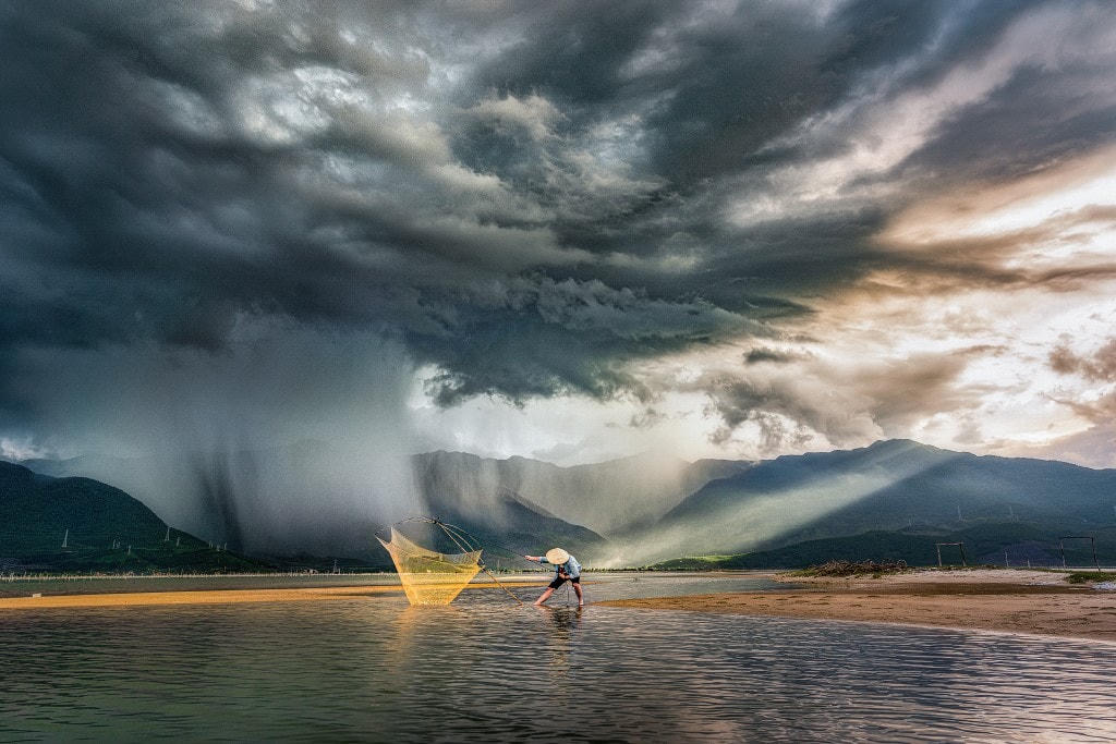 Tác phẩm “Stormy day” (Ngày giông bão), đạt giải Vàng chủ đề People hạng mục Chuyên nghiệp tại Cuộc thi ảnh màu quốc tế (Chromatic Award 2022).  