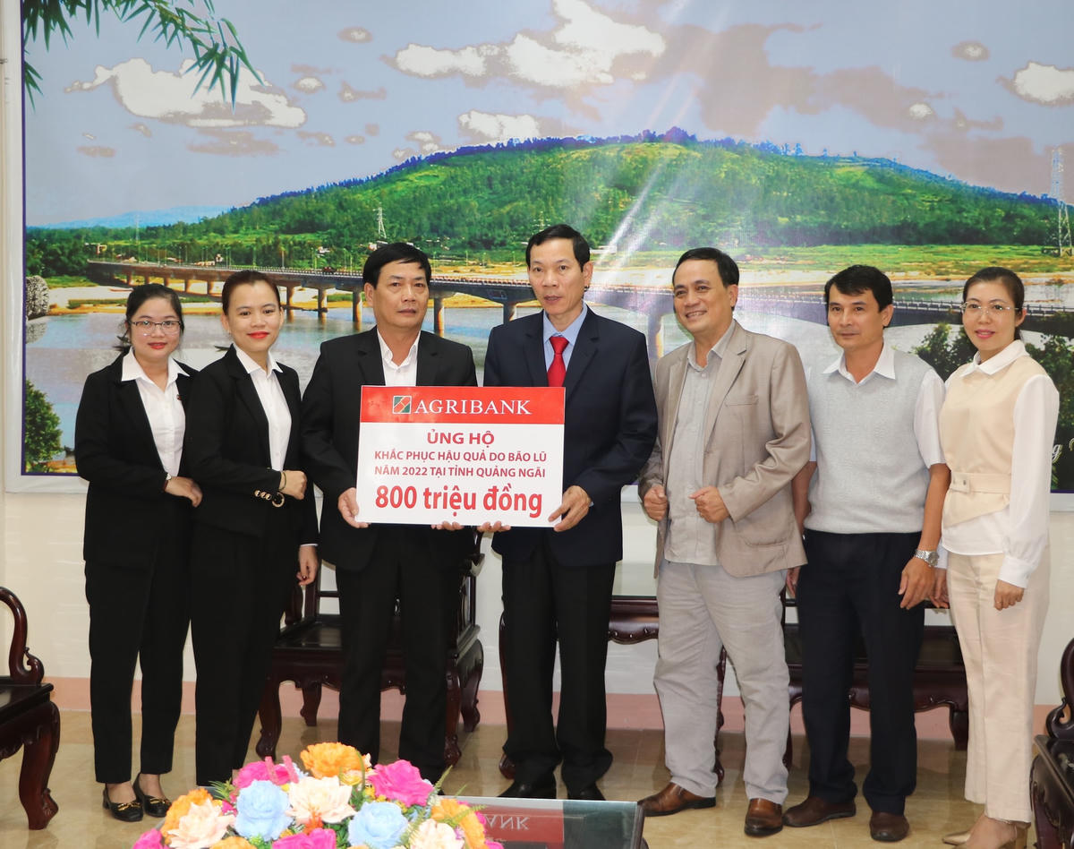 Ngân hàng Agribank CN Quảng Ngãi hỗ trợ 800 triệu đồng cho người dân bị thiệt hại thiên tai.