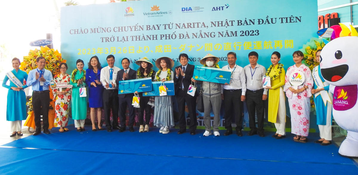 Lễ đón 180 du khách đầu tiên từ Narita đến Đà Nẵng chiều 26/3. Ảnh: Thanh Tùng.