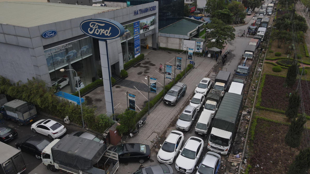 Dù chưa đến giờ làm việc nhưng hàng dài phương tiện đã xếp hàng chờ đăng kiểm.