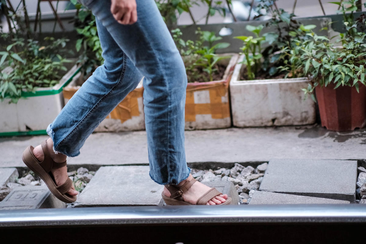 Tuy nhiên, chỉ sau đó vài ngày, tại phố đường tàu Phùng Hưng, tình trạng các du khách đi lại chụp hình trên đường sắt vẫn tiếp tục xảy ra như chưa hề có việc gì xảy ra.