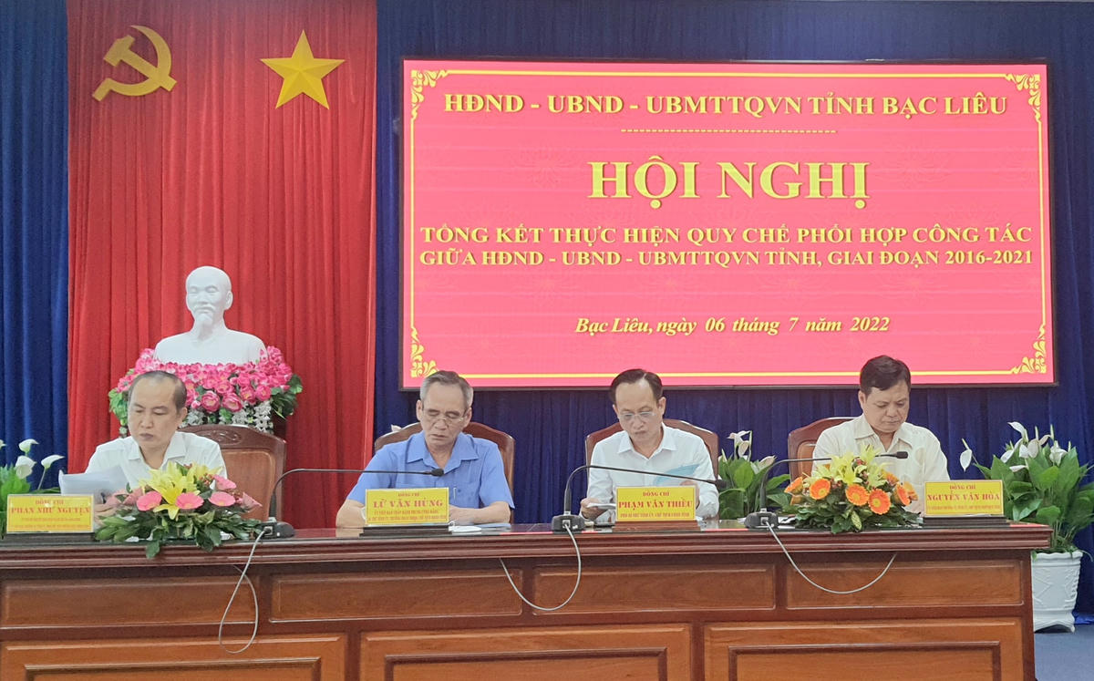 Lãnh đạo HĐND, UBND, Ủy ban MTTQ Việt Nam tỉnh Bạc Liêu chủ trì, điều hành hội nghị.