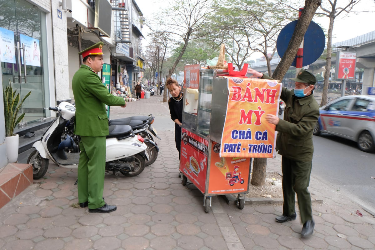 Theo vị lãnh đạo Công an phường Thượng Đình cho biết, sau khi Báo Đại Đoàn Kết phản ánh lực lượng chức năng đã tiến hành xử lý 5 trường hợp vi phạm lấn chiếm vỉa hè.
