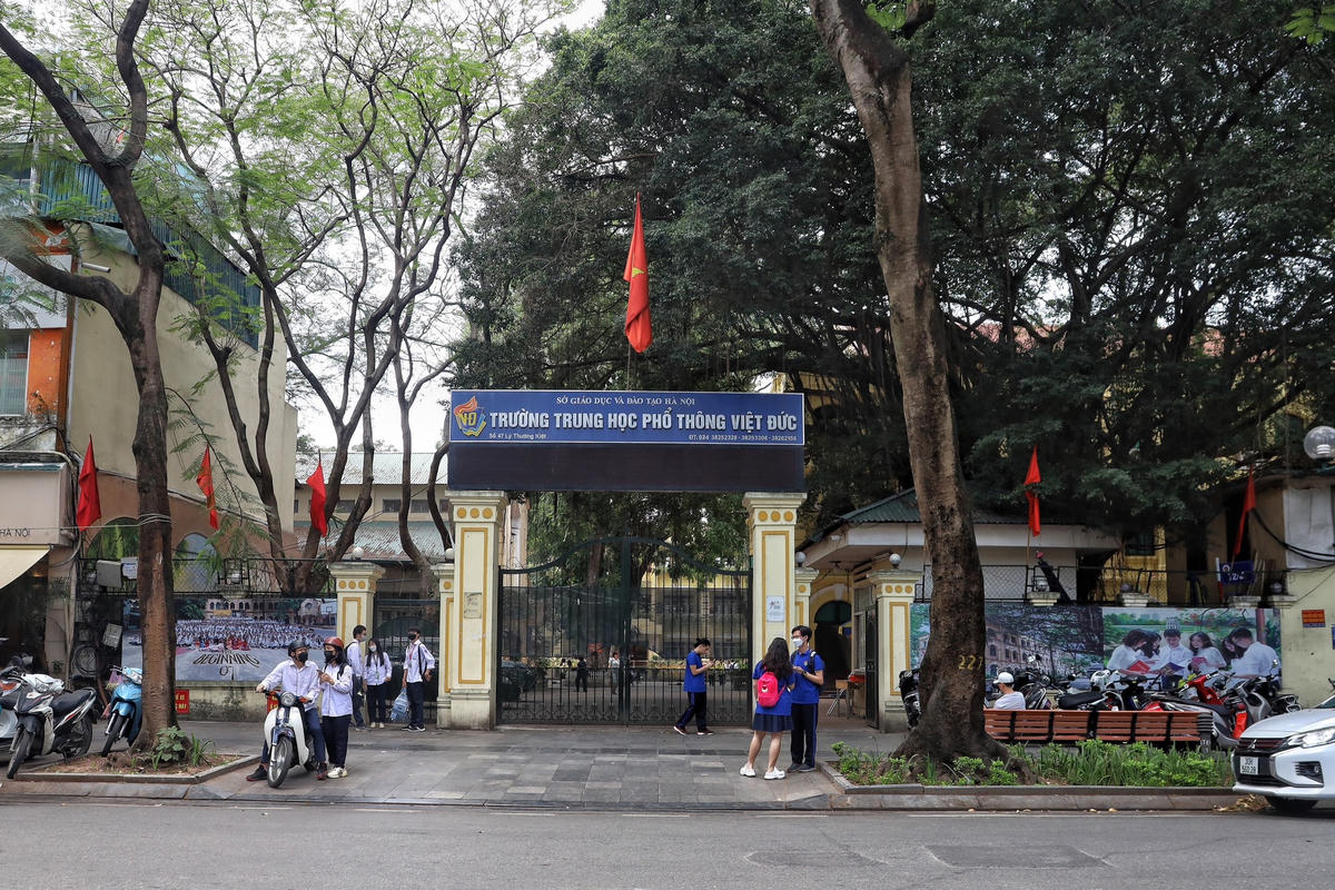  Trường THPT Việt Đức nguyên là trường Dòng mang tên Giám mục Puginier, được khánh thành năm 1897.