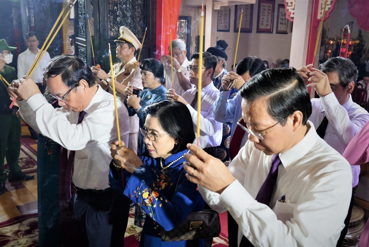 Đoàn lãnh đạo TPHCM dâng hương tưởng nhớ Đức Thượng công Tả quân Lê Văn Duyệt trong khu di tích Lịch sử Văn hóa Lăng Lê Văn Duyệt, quận Bình Thạnh, TPHCM.