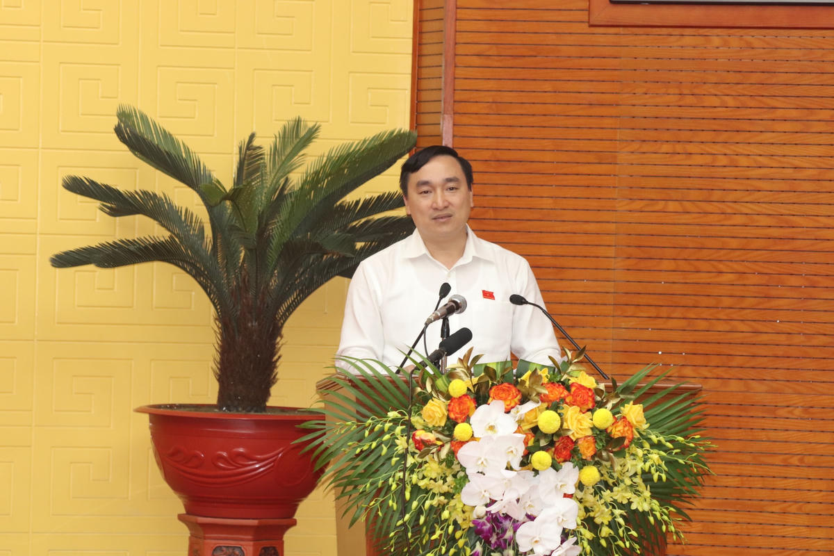Ông Đặng Mai Sơn, Giám đốc Sở Nội vụ tỉnh Hòa Bình trả lời chất vấn tại kỳ họp.