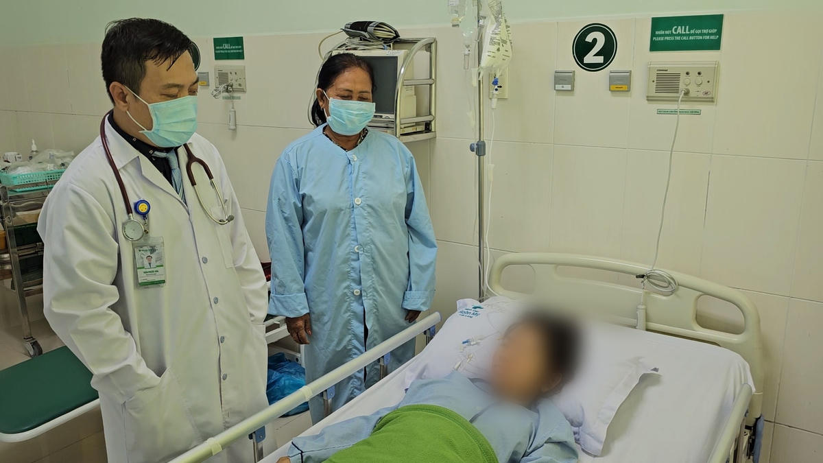 Các bác sĩ thăm khám bệnh nhấn sau phẩu thuật.