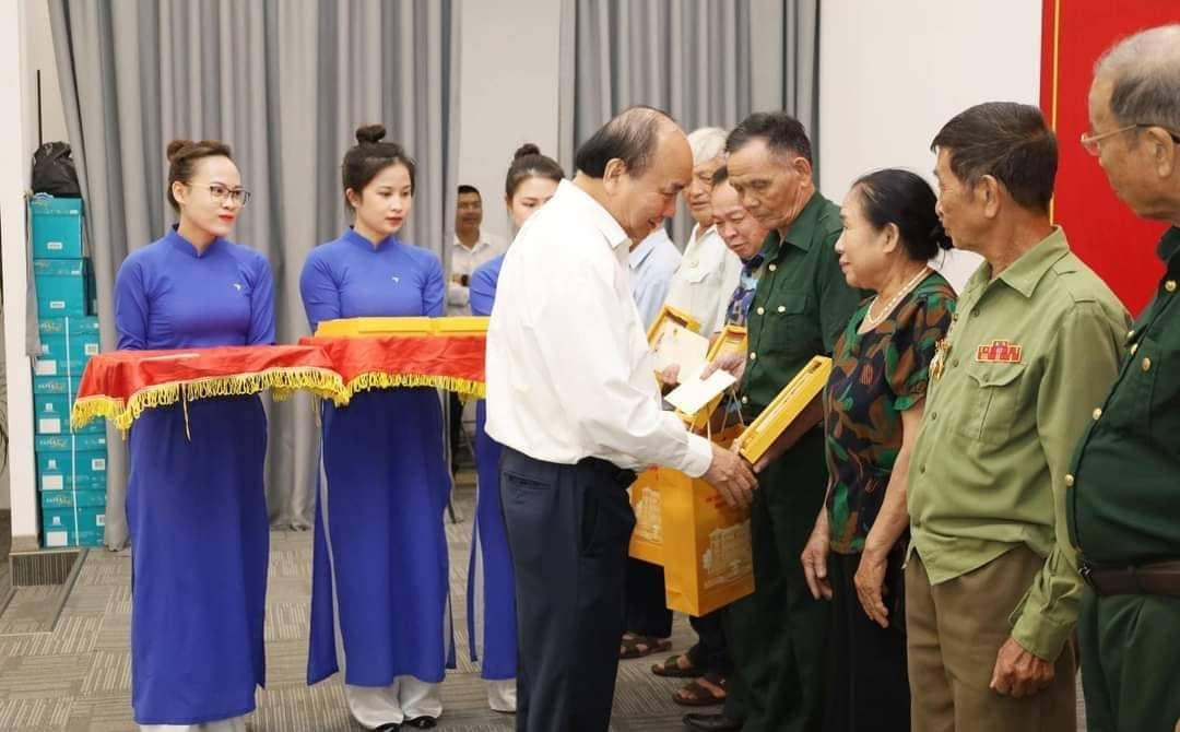 Chủ tịch nước Nguyễn Xuân Phúc thăm hỏi, tặng quà cho 15 hộ gia đình người có công, gia đình chính sách, hộ nghèo trên địa bàn huyện Hưng Nguyên.