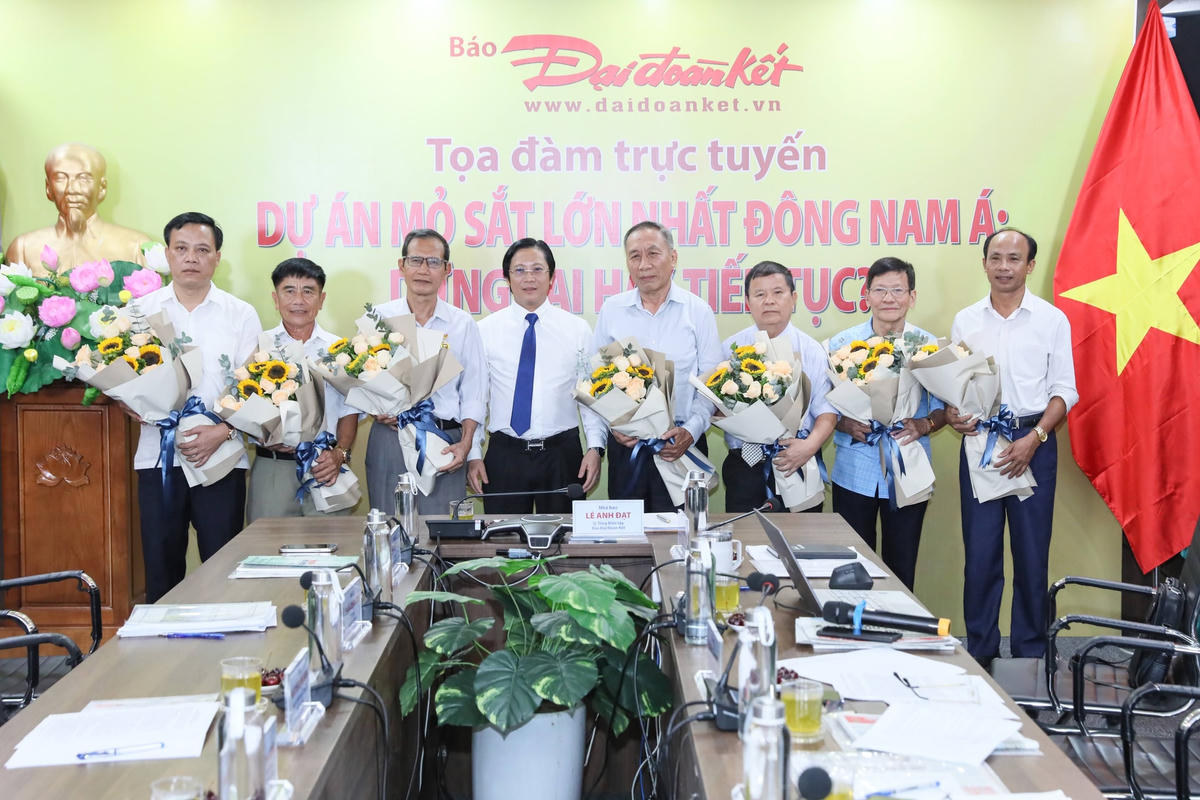 Quyền Tổng Biên tập Lê Anh Đạt chụp ảnh lưu niệm cùng các vị khách mời. Ảnh: Quang Vinh.