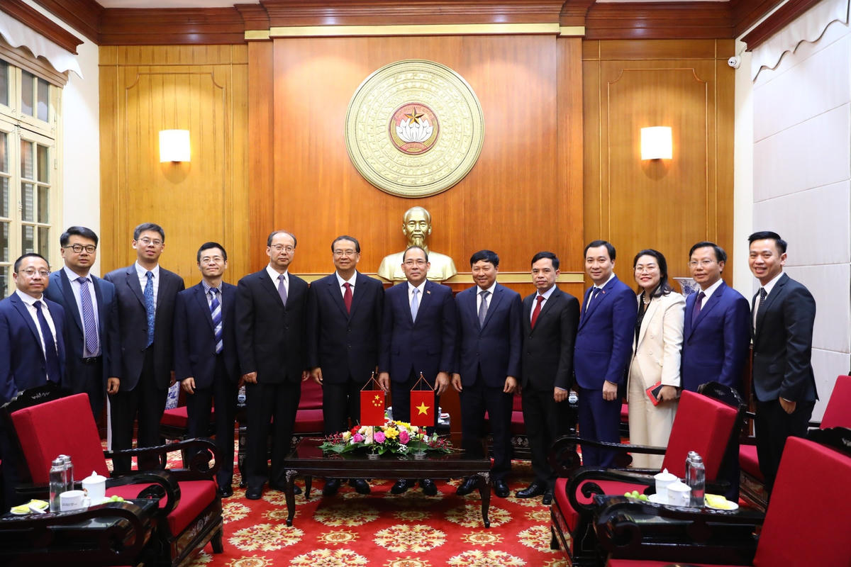 Phó Chủ tịch UBTƯ MTTQ Việt Nam Hoàng Công Thủy chụp ảnh lưu niệm với Đoàn đại biểu Chính hiệp tỉnh Vân Nam, Trung Quốc.